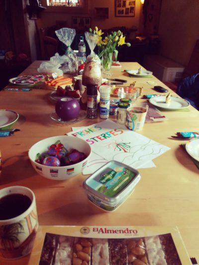 Ein bunt gedeckter Tisch für die Kinder am Ostermorgen