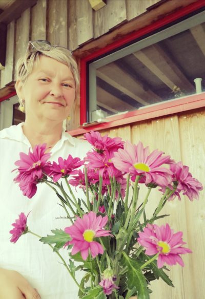 Sylvia Tornau überreicht ihren Kolleg:innen auf diesem Weg einen Blumenstrauß.