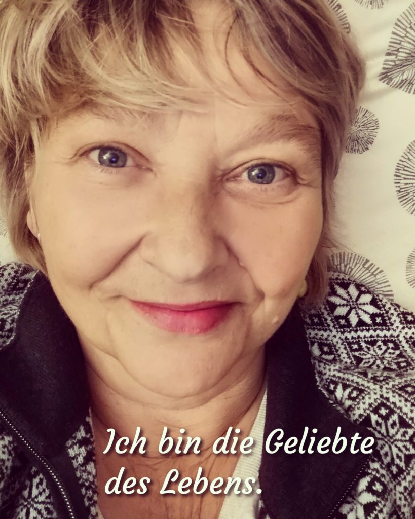 Portait einer lächelnden Frau mit der Bildunterschrift