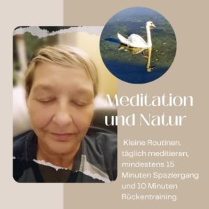 Frau mit geschlossenen Augen, ein Schwan auf dem Wasser - Meditation und Natur