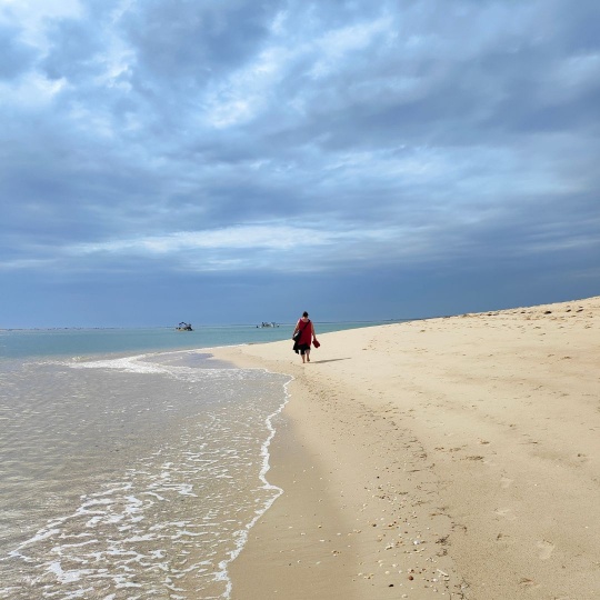 Flucht vor der dunklen Jahreszeit. Am Strand in Portugal.