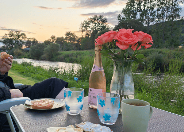 Abendessen am Campingtisch an der Sauer in Luxemburg