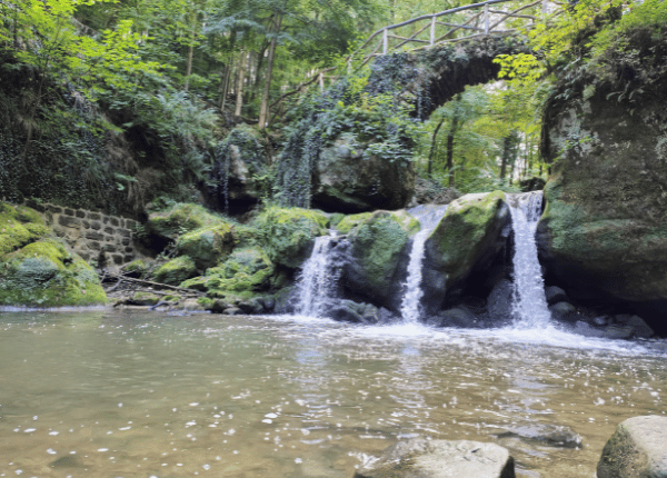 Der Schiessentümpel: drei kleine Wasserfälle mit Rundbrücke