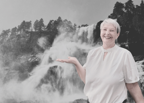 Intuition in Coaching und Therapie: Fotocollage im Stil eines Zeitungsfotos: Sylvia Tornau vor einem Wasserfall