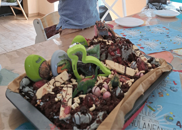 Schulanfang - Eine mit Dinos und Zuckerwerk reich verzierte Torte.