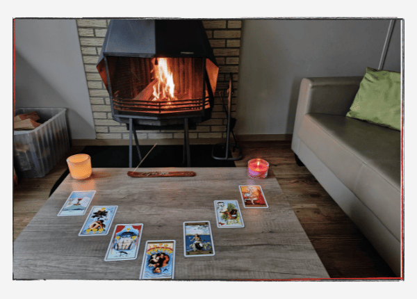 12 von 12 November 2023 - Tisch mit Tarotkarten und Feuer im Kamin