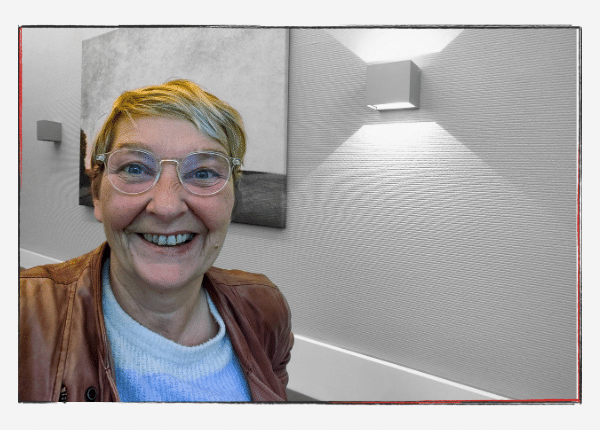 Monatsrückblick Oktober 23 - Porträt Sylvia im Wartezimmer beim Kieferchirurgen