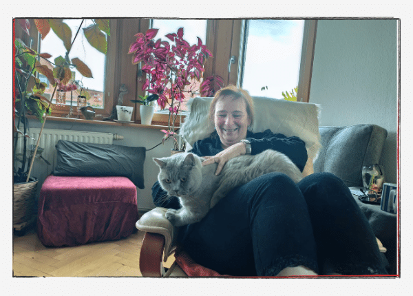 Monatsrückblick Oktober 2023 - Freundin Gesa mit Katze im Schoß