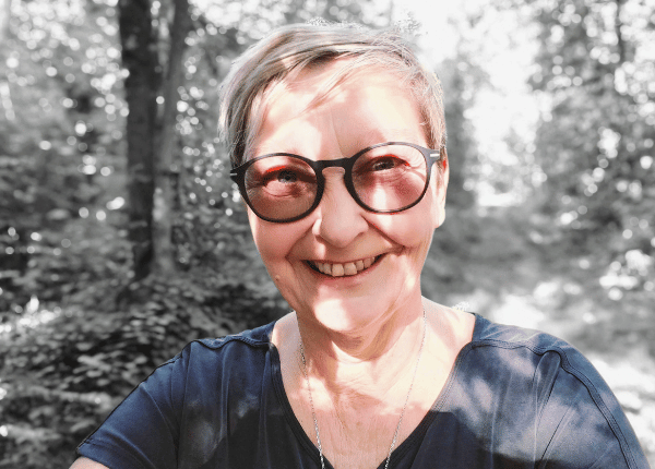 Das Schweigen brechen - Porträt Sylvia mit viel Licht und Schatten