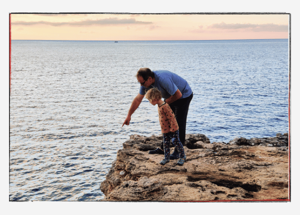 Jahresrückblick 2023: Andreas zeigt Momo etwas, auf einer Klippe auf Sizilien
