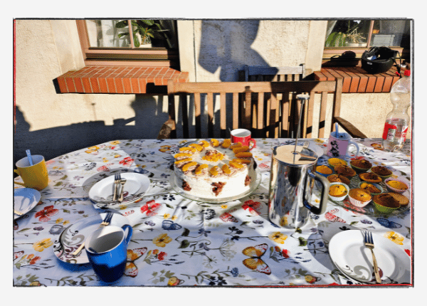 Jahresrückblick 2023: Eine gedeckte Kaffeetafel mit Torte auf der Terrasse