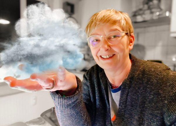 Mein Motto 2024: Quietschfidel Wolken schaufeln - Porträt Sylvia mit Wolken auf der Hand