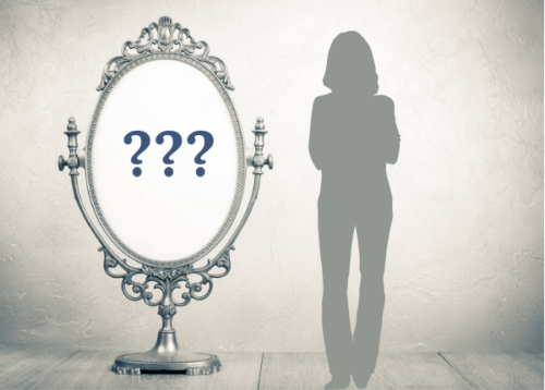 Selbstfindung: Frauensilhouette vor Spiegel, in dem 3 Fragezeichen erscheinen