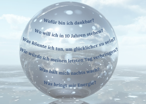 Selbstfindung - Fragen in einer Glaskugel: Wofür bin ich dankbar? Was hält mich nachts wach? Wie würde ich meinen letzten Tag verbringen?
