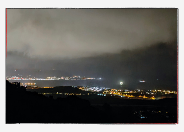 12 von 12 - Februar 2024: Blick in der Nacht vom Berg über Algeciras nach Gibraltar, welches in der Wolkenwand verschwindet