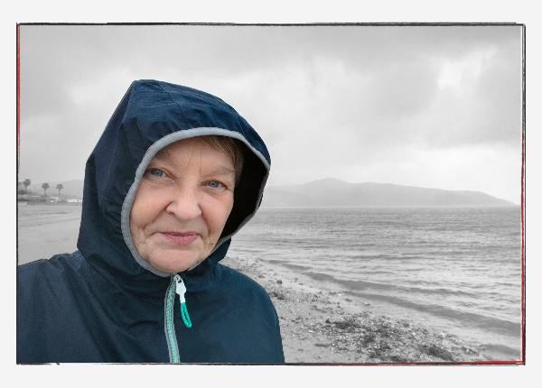 12 von 12 - Februar 2024: Sylvia spaziert im Regen am Playa de Getares, an der Straße von Gibraltar