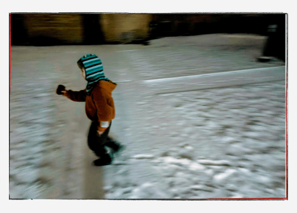 Monatsrückblick Januar 2024 - Enkelkind Momo rennt durch den Schnee