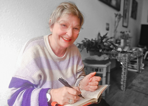 Von Science Fiction bis Trauma Coaching: Sylvia wird beim Schreiben beobachtet