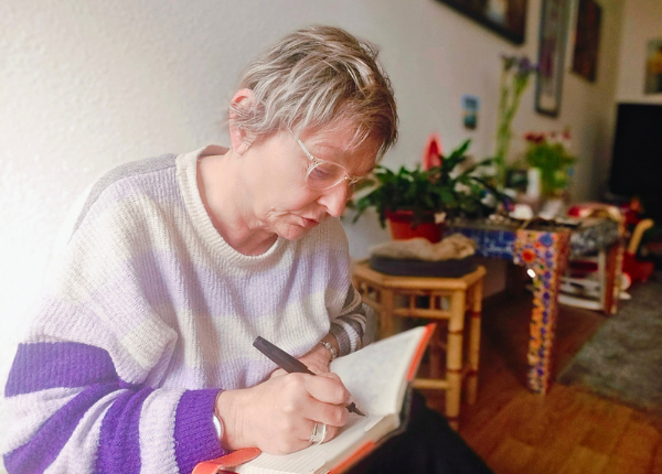 Von Science Fiction bis Trauma Coaching: Sylvia schreibt Ideen auf