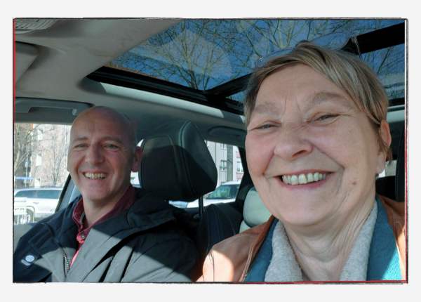12 von 12 - März 2024: Daniel und Sylvia im Auto auf dem Weg zur 1. Therapiesitzung