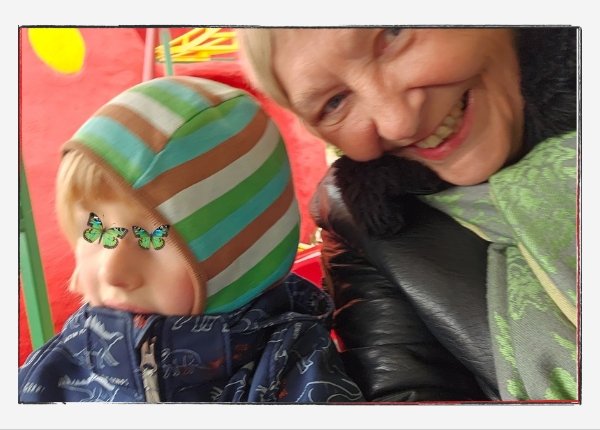 reflectandlearn KW 17: Momo und Sylvia in der Raupenbahn.