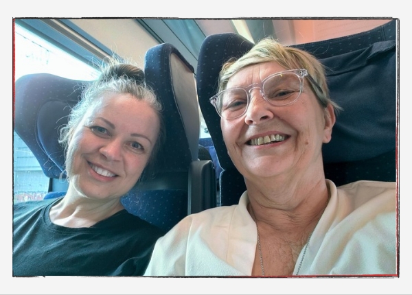 Monatsrückblick April 2024: Karina Röpcke und Sylvia Tornau im Zug