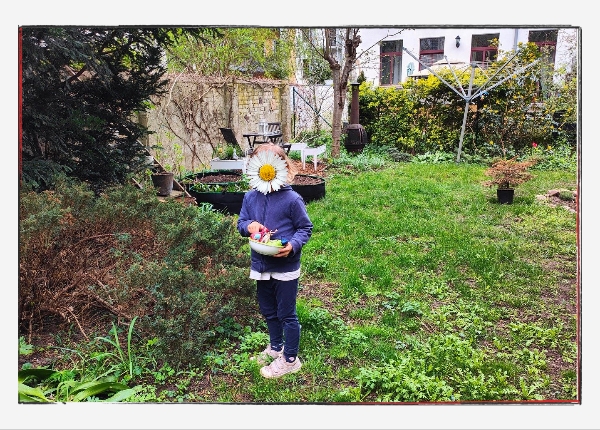 Monatsrückblick April 2024: Momo sucht Ostereier im Garten