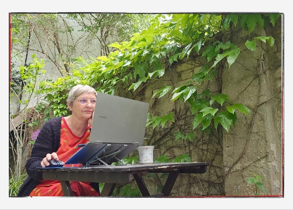 12 von 12: Mai 2024 - Sylvia im Garten am Laptop