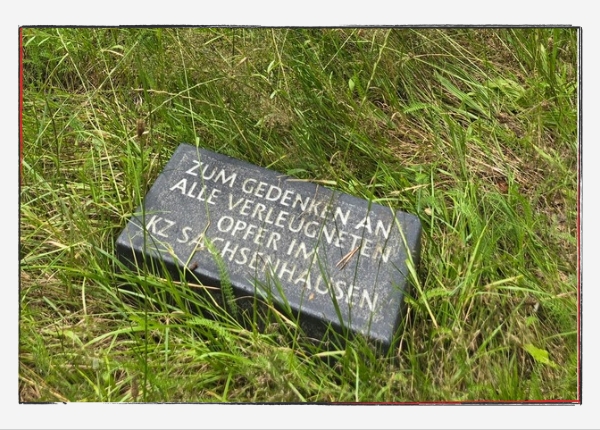Monatsrückblick Juli 2024: Gedenkstein für alle verleugneten Opfer im KZ Sachsenhausen.