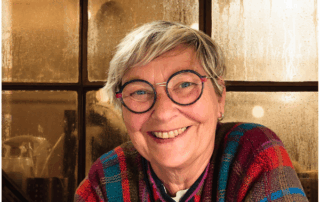 Sylvia Tornau, systemische Therapeutin und Trauma-Coach, lächelt warmherzig in die Kamera – Expertin für radikale Akzeptanz und TraumaBalance"