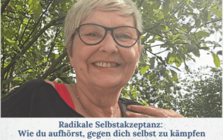 Radikale Selbstakzeptanz: Ins Bild lächelnde Frau unter einem Baum