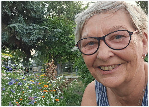 Authentisch sein - Sylvia am Teich inmitten von Sommerblumen