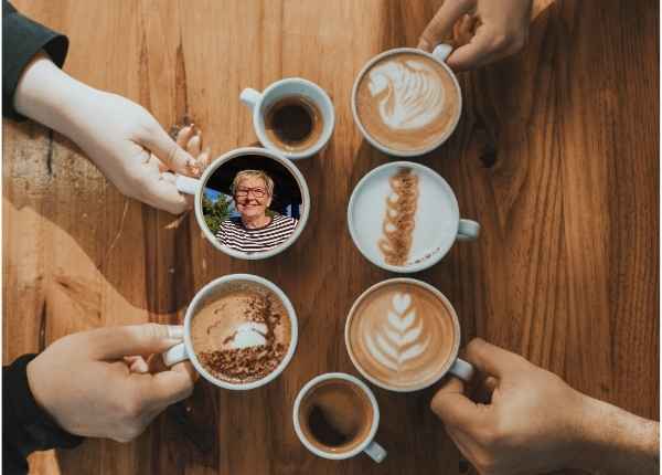 Kaffeetassen auf einem Holztisch als Symbol für Frauensolidarität im Alltag und weibliche Verbundenheit